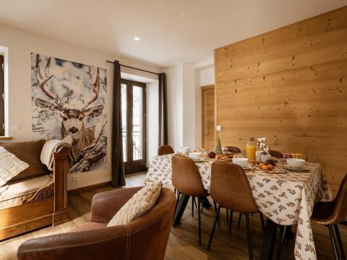 une salle à manger avec une table et des chaises dans l'établissement Appartement au cœur de Valloire, 6 pers, 3 chambres, balcon, proche ski et commerces - FR-1-263-363, à Valloire