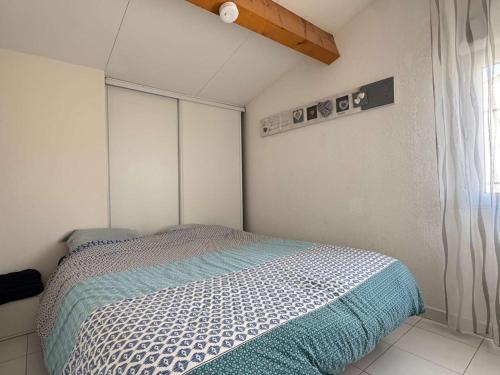 une chambre avec un lit dans une pièce avec une fenêtre dans l'établissement T3 en Rez-de-Jardin avec Piscine, Parking, Clim et Proche Mer à Agde - FR-1-607-58, au Cap d'Agde