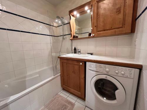 une salle de bains avec lave-linge et lavabo dans l'établissement Superbe appartement 48m² avec terrasse, centre village, parking, proche ski-bus, non-fumeur - FR-1-624-46, à Samoëns