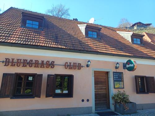 a building with a sign that reads kindness club at Penzion Bluegrass in Český Krumlov