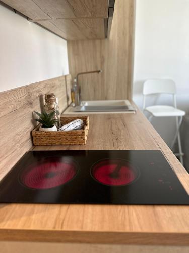 - une cuisine avec un comptoir et un évier dans l'établissement Studette Massena #2, à Nice