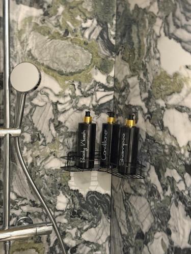 un groupe de quatre batteries noires sur un mur dans l'établissement Chai des tortues - Ile de ré - 250 m de la plage - Rivedoux plage, à Rivedoux-Plage