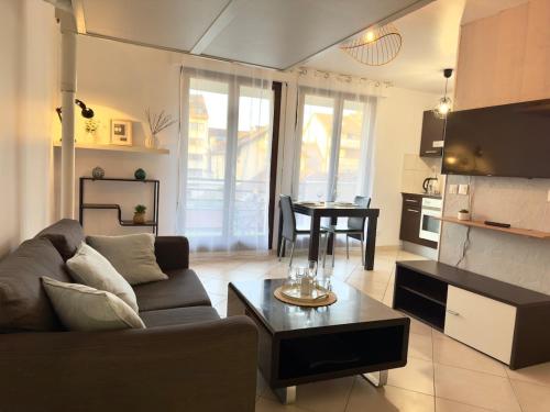 Køkken eller tekøkken på Annecy cozy studio with terrace