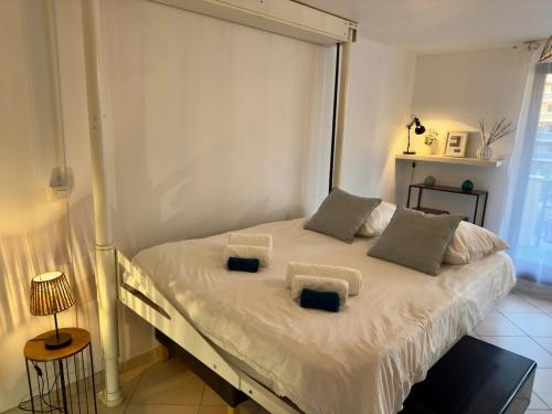 En eller flere senge i et værelse på Annecy cozy studio with terrace