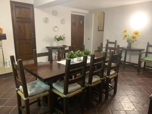 a dining room with a wooden table and chairs at Casa Maria Saturnia in Saturnia