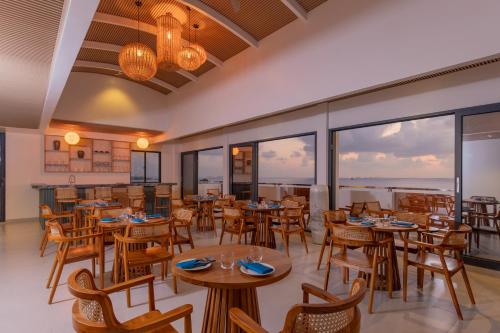 Ein Restaurant oder anderes Speiselokal in der Unterkunft Arrival Beach and Spa 