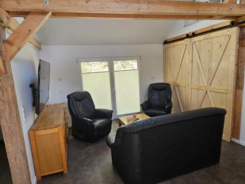 a living room with two chairs and a couch at Cottage am Michelsberg in Bad Münstereifel