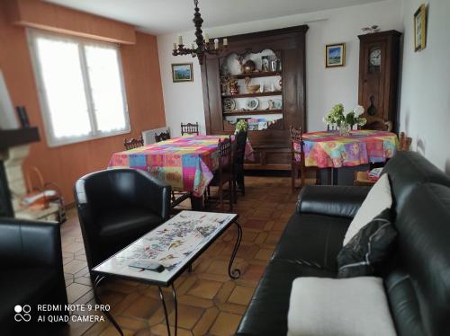 un salon avec un canapé et une table dans l'établissement les lilas, à Paimpol