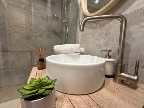 une salle de bain avec un lavabo blanc et des toilettes dans l'établissement Studette Massena #2, à Nice