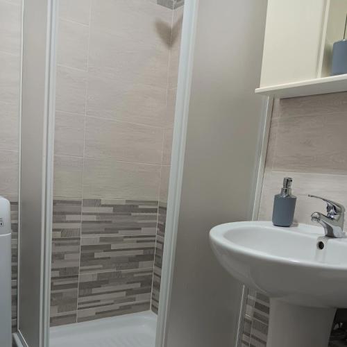 a bathroom with a sink and a shower at La Casa del Mugnaio in Rotonda