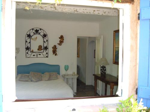 une chambre avec un lit et un grand miroir dans l'établissement Il bambù, à Valbonne