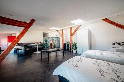 een slaapkamer met een bed en een woonkamer bij Moderner Altbau für 3 in Maagdenburg