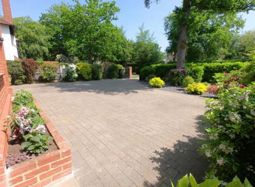 Taman di luar 3 beds Luxury Family Home with Self-Check in & Direct Train to London