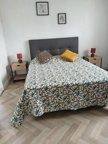 une chambre avec un lit et deux tables de nuit dans l'établissement Location saisonniere, à Cozes