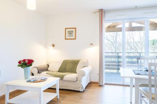 un salon avec un canapé et une table dans l'établissement Escapade au Lac B09, à Parentis-en-Born