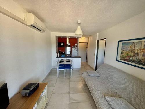 un salon avec un canapé et une cuisine dans l'établissement Appartement climatisé à Argelès-sur-Mer avec Parking - 4 couchages - FR-1-388-52, à Argelès-sur-Mer