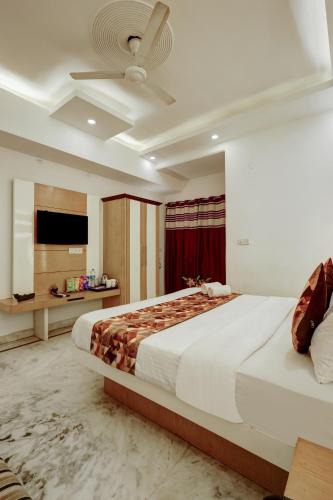 a bedroom with a large bed and a ceiling fan at Hindustan By Backpackers Heaven - Traveller's Choice Award 2025 Best of Best Winning Hotel in New Delhi