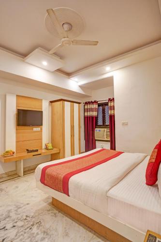 a bedroom with a large bed in a room at Hindustan By Backpackers Heaven - Traveller's Choice Award 2025 Best of Best Winning Hotel in New Delhi