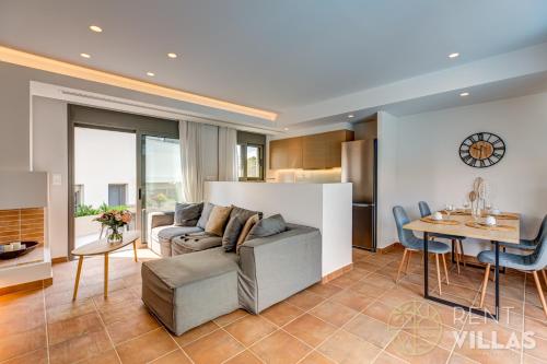 Posezení v ubytování RVG Luxury Houses with private pools in Porto Heli
