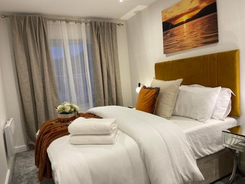 Ένα ή περισσότερα κρεβάτια σε δωμάτιο στο NOVA SUITE - Luxury, Stylish & fully furnished 2 bed Apartment 7minutes drive from the beach Sleeps 4 to 5