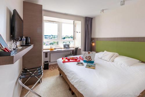 Postel nebo postele na pokoji v ubytování Hôtel Le Benhuyc