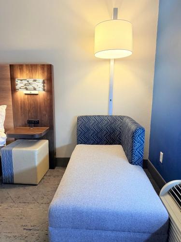 Ένα ή περισσότερα κρεβάτια σε δωμάτιο στο Holiday Inn Express Kenedy by IHG