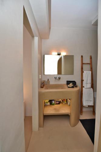 Кровать или кровати в номере White Tinos Luxury Suites