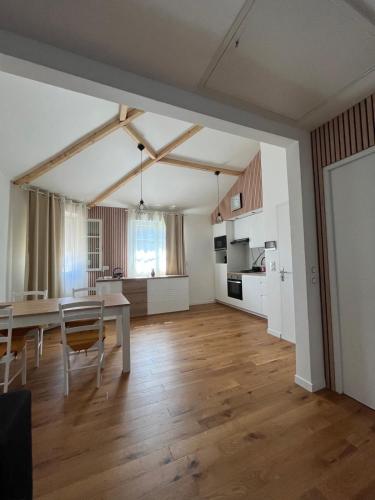 une cuisine et un salon avec une table et des chaises dans l'établissement Appartement, duplex Villemomble, à Villemomble