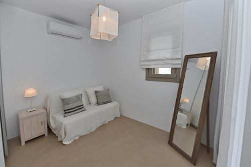 Кровать или кровати в номере White Tinos Luxury Suites