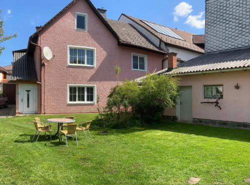 una casa con una mesa y sillas en el patio en Ferienwohnung Zur Lainsitzbrücke, en Gmünd
