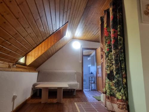 a bench in a room with a wooden ceiling at Ferienzimmer Kefeder in Lochenhaus