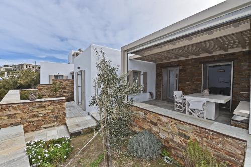 Балкон или терраса в White Tinos Luxury Suites