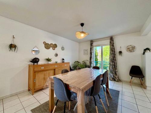 une salle à manger avec une table et des chaises en bois dans l'établissement Maison 8 personnes Garage & Terrasse privée, à Châtillon-le-Duc