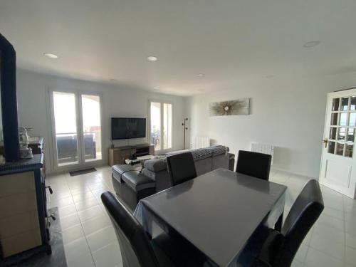a living room with a couch and a table at Apartamento na Praia in Vieira de Leiria