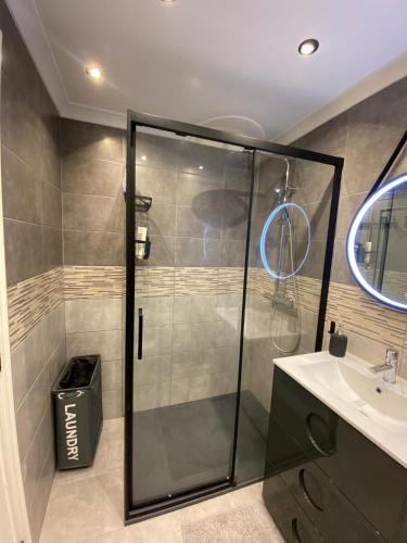 a bathroom with a glass shower and a sink at Apartamento na Praia in Vieira de Leiria
