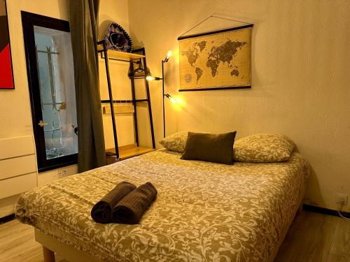 une chambre avec un lit avec deux serviettes dessus dans l'établissement Studio Rdc proche Quai Rouget, à LʼIsle-sur-la-Sorgue