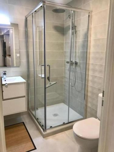 une douche avec une porte vitrée dans une salle de bain dans l'établissement Appartement Port-Vendres Rénové, à Port-Vendres