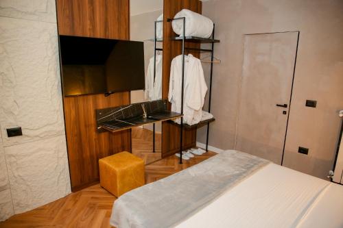 a bedroom with a bed and a television in a room at N'Gen Luxury Villas - Razem in Razëm