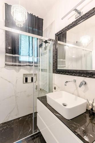 Ένα μπάνιο στο LUX - Elegant sea view apartment Portofino Coast