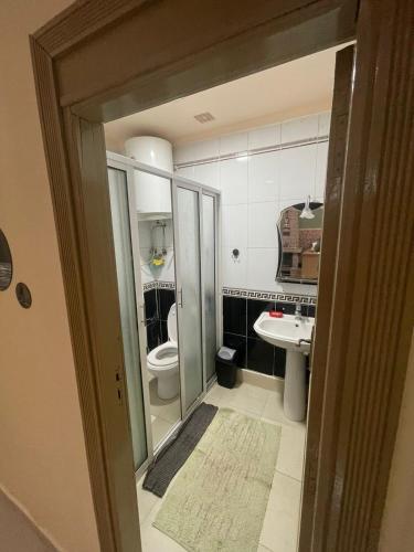 une salle de bain avec toilettes et lavabo dans l'établissement Appartement Tout Confort Ifrane, à Ifrane