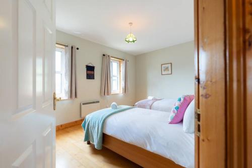 a bedroom with two beds and a tub in it at Central Stay - Old Town Dingle in Dingle