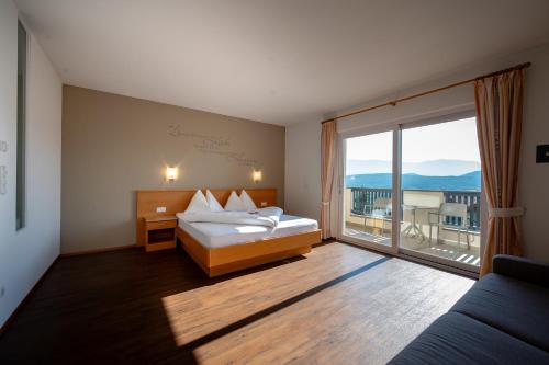 Postel nebo postele na pokoji v ubytování Garni Hotel Peterlinhof
