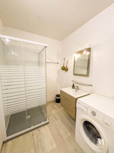 une salle de bain avec une machine à laver et un lavabo dans l'établissement Spacieux T3 dans une résidence avec piscine, à Sanary-sur-Mer