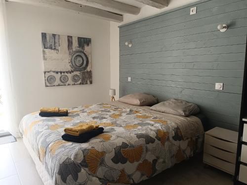 une chambre avec un lit avec deux oreillers dessus dans l'établissement Studio 20 m2 avec salle d'eau et cuisine privatives, à Aigrefeuille-dʼAunis