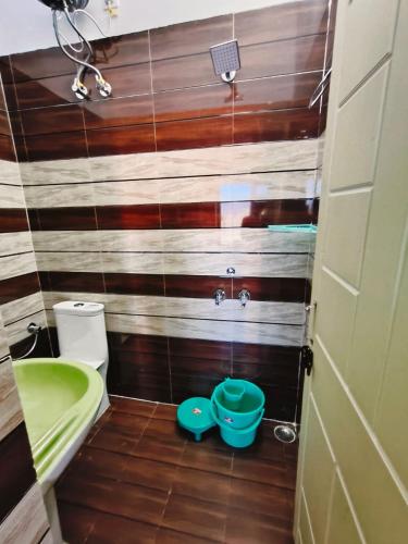 a bathroom with a green sink and a toilet at Nehra homestay in Chakrāta
