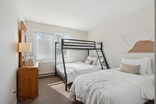 une chambre avec deux lits superposés et une fenêtre dans l'établissement Wintergreen 2 min Village Sauna, à Blue Mountains