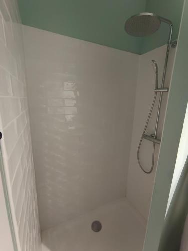 une douche avec pommeau de douche dans une salle de bain dans l'établissement Chez Marius, à Aigues-Mortes