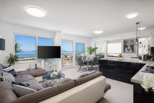 Luxury penthouse with jacuzzi, panoramic view