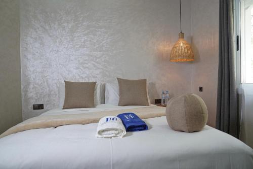 una habitación de hotel con 2 camas y un sombrero en la cama en Hidden Haven, en Chefchaouen