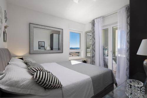 Luxury penthouse with jacuzzi, panoramic view